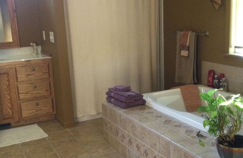 Murphy Otro | Farmhouse on gated, quiet, scenic farm