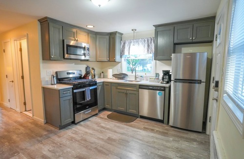 Farmington Casa | Fave Cape Cod Style Home Retreat: with Main-Level Bedroom bordering Farmington