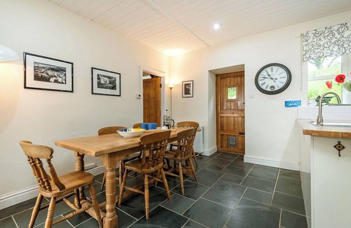 Haverfordwest Cabaña | Felin Fach, Holiday property Llandeloy, Sleeps 8, 4 bedrooms, bathrooms