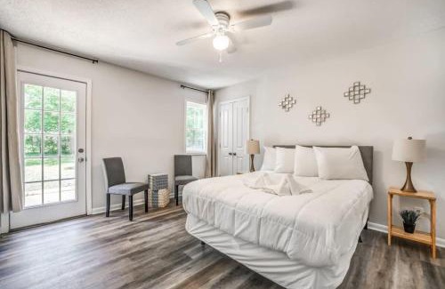 Parkway Village Casa | Fenced Yard Centrally Located-Parkway Village Pad