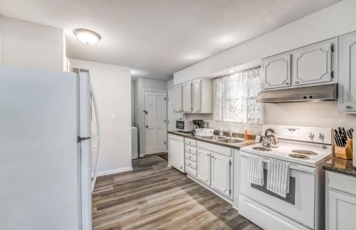 Parkway Village Casa | Fenced Yard Centrally Located-Parkway Village Pad