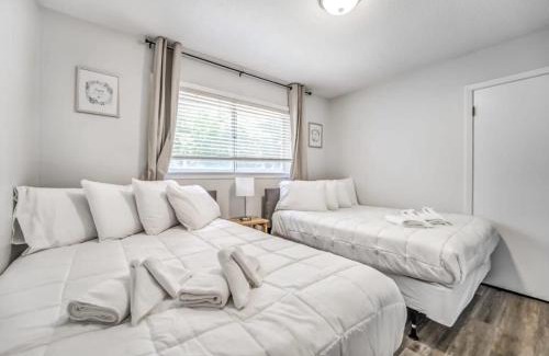 Parkway Village Casa | Fenced Yard Centrally Located-Parkway Village Pad