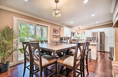 Fox River Grove Casa | Fenced Yard Fox River Grove Home, Dogs Welcome