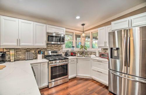 Fox River Grove Casa | Fenced Yard Fox River Grove Home, Dogs Welcome