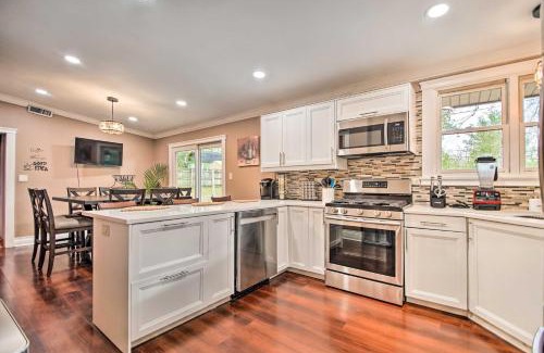 Fox River Grove Casa | Fenced Yard Fox River Grove Home, Dogs Welcome