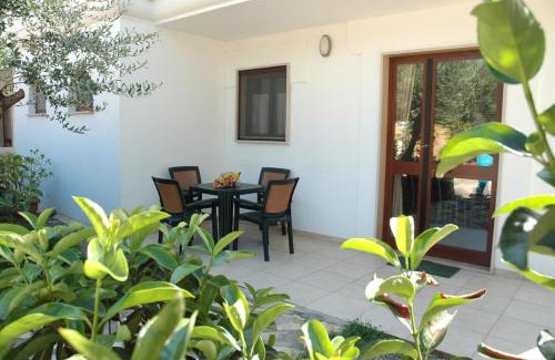 Mattinata Casa | Ferienwohnung ulivo mit Pool und Privatstrand -1