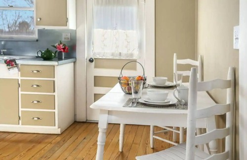 Fredericksburg Casa | Fern Cottage: 2 blocks to Main/Shared Hot tub