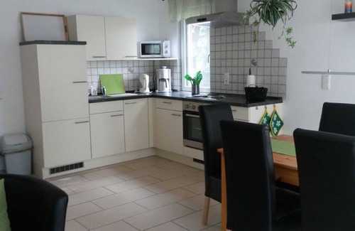 Muritz Apartamento | Fewo Holzmichel terrasse 2sz 4 Erw.+1k - Ferienwohnungen im Haus Waldstück