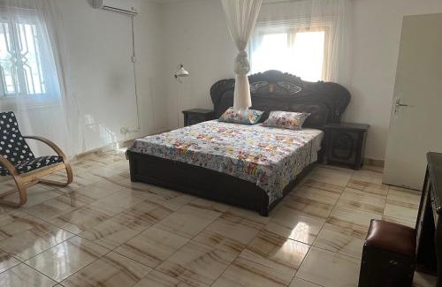 Kerr Serign Cama Y Desayuno | FHS Foundation House