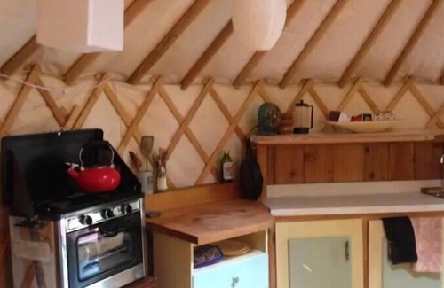 Bayview Heights Alquiler De RV | Fiddlehead Farm Yurt