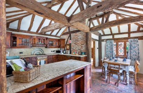 Crawley Down Casa | Finest Retreats - Sandhill Cottage with hot tub