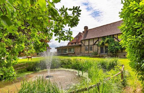 Crawley Down Casa | Finest Retreats - Sandhill Cottage with hot tub