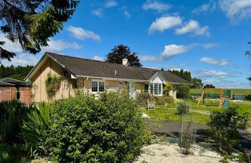 Glasgow Casa | FINN VILLAGE "Mountain View Cottage" Private Garden, 9-seater HOT TUB, Firepit & Pizza Stove