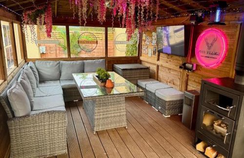 Glasgow Casa | FINN VILLAGE "Mountain View Cottage" Private Garden, 9-seater HOT TUB, Firepit & Pizza Stove