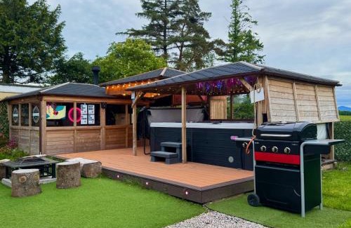Glasgow Casa | FINN VILLAGE "Mountain View Cottage" Private Garden, 9-seater HOT TUB, Firepit & Pizza Stove
