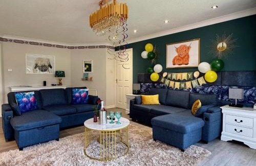 Glasgow Casa | FINN VILLAGE "Raspberry Cottage" Private Garden, 6-seater HOT TUB, Firepit & Pizza Stove