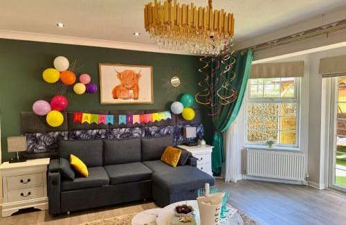 Glasgow Casa | FINN VILLAGE "Raspberry Cottage" Private Garden, 6-seater HOT TUB, Firepit & Pizza Stove