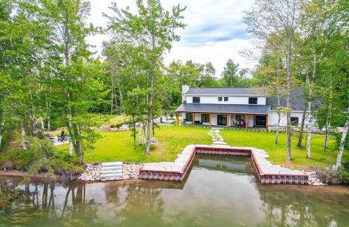 Alanson Casa | Fire Pit and Lake Views Cozy Crooked River Retreat!