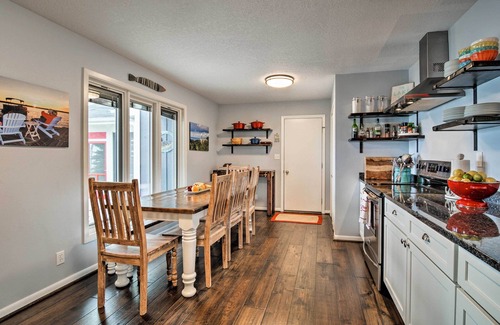 Charlevoix Casa | Tranquilo lago Mich. Retiro con paseo privado!