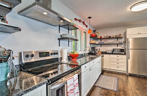 Charlevoix Casa | Tranquilo lago Mich. Retiro con paseo privado!