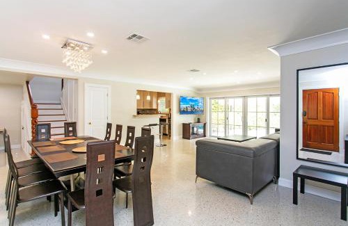 Downtown Hollywood Casa | First-Class 5BR Villa in Hollywood Lakes