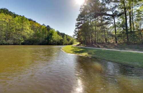 Heflin Casa | Fish and Hike Cabin Hideaway with Deck in Alabama