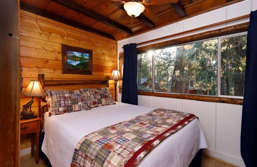 Twin Peaks Hotel | Fisherman's Hideaway - Two Bedroom | Two Beds | Full Bathroom | Sleeps Five