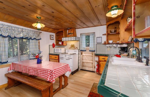 Twin Peaks Hotel | Fisherman's Hideaway - Two Bedroom | Two Beds | Full Bathroom | Sleeps Five