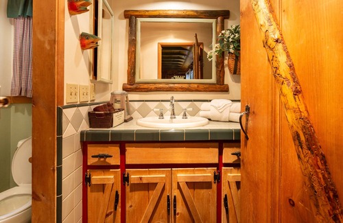 Twin Peaks Hotel | Fisherman's Hideaway - Two Bedroom | Two Beds | Full Bathroom | Sleeps Five