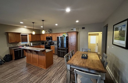 Guntersville Casa | FISHERMAN’S PARADISE - indoor heated & cool parking for trucks and boats