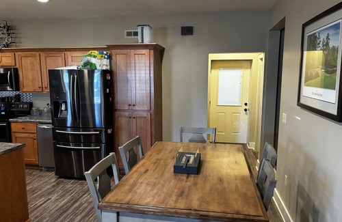 Guntersville Casa | FISHERMAN’S PARADISE - indoor heated & cool parking for trucks and boats