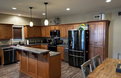 Guntersville Casa | FISHERMAN’S PARADISE - indoor heated & cool parking for trucks and boats