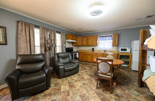 Lake Village Condominio | Fishing cabin with views on Lake Chicot!