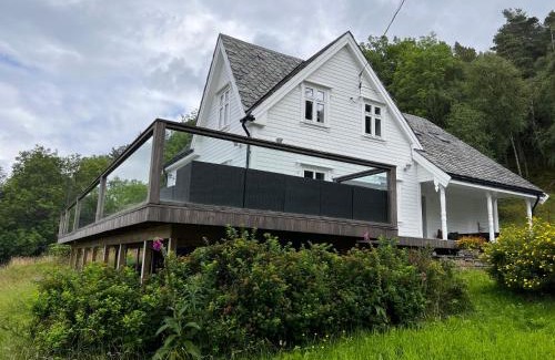 Etne Casa | Fjord house with a private bay, boats and sauna!