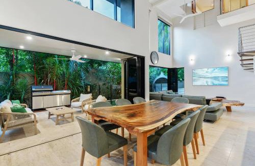 Port Douglas Villa | Flagstaff Pavillion - A Lush Subtropical Paradise