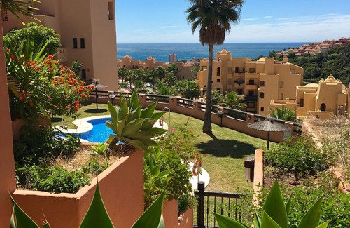 Manilva Apartamento | Amplio y moderno apartamento de 2 dormitorios con excelentes vistas al mar y una gran terraza