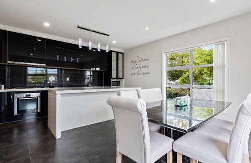 Flat Bush Cabaña | Flat Bush Villa - Auckland Holiday Home
