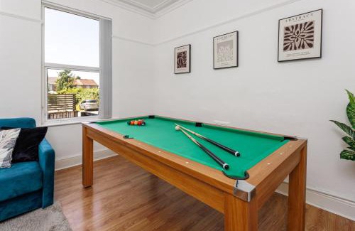 Liverpool Casa | Flatzy - Sleeps 16 Near Football Ground & Ping Pong Table