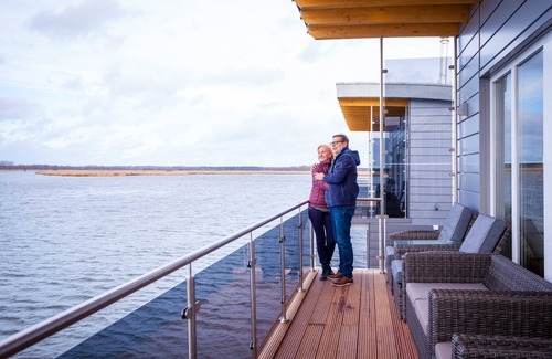 Kroeslin Alquiler De Eote | Floating-house Nr. 5 Freya mit Kamin und Sauna - 02. Floating Houses mit Kamin