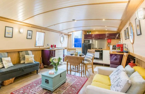 North Glasgow Alquiler De Eote | Floating Retreat: Glasgow's Hidden Gem - Urban Life Meet Canalside Tranquility