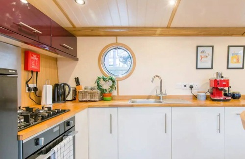 North Glasgow Alquiler De Eote | Floating Retreat: Glasgow's Hidden Gem - Urban Life Meet Canalside Tranquility