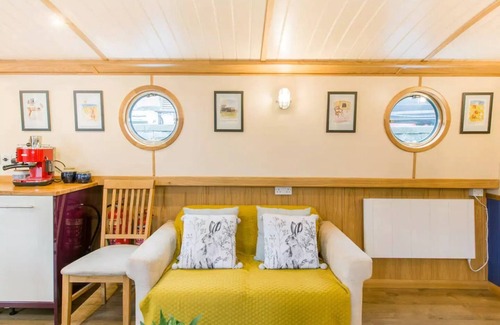 North Glasgow Alquiler De Eote | Floating Retreat: Glasgow's Hidden Gem - Urban Life Meet Canalside Tranquility