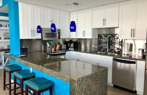 Biloxi Condominio | Las ventanas del piso al techo tienen vistas a las prístinas playas blancas del Golfo de México