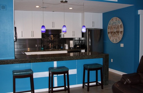 Biloxi Condominio | Las ventanas del piso al techo tienen vistas a las prístinas playas blancas del Golfo de México