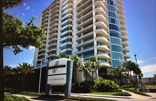 Biloxi Condominio | Las ventanas del piso al techo tienen vistas a las prístinas playas blancas del Golfo de México