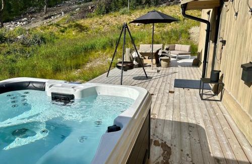 Rauland Casa | Flott moderne hytte i Holterdalen, 4 soverom, 2 bad, Jacuzzi, garasje