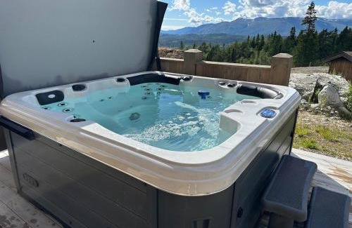 Rauland Casa | Flott moderne hytte i Holterdalen, 4 soverom, 2 bad, Jacuzzi, garasje