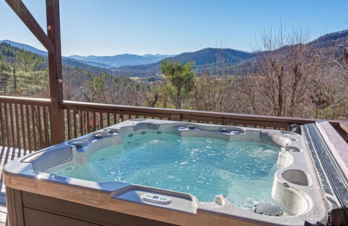 Marion Cabina | Foliage Views! Hot Tub, Game Room, Movie Theater, Fire Pit