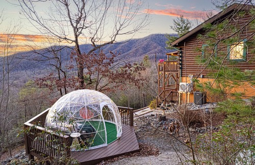 Marion Cabina | Foliage Views! Hot Tub, Game Room, Movie Theater, Fire Pit