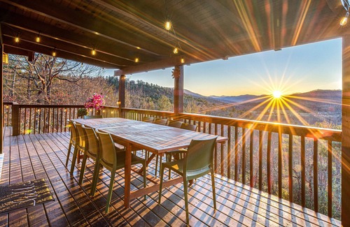 Marion Cabina | Foliage Views! Hot Tub, Game Room, Movie Theater, Fire Pit